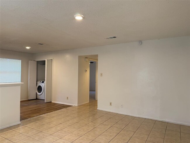 Building Photo - 5506 Rose Hill Cir