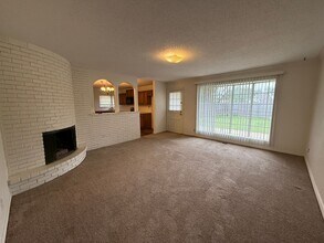 Building Photo - Fenced yard, Spacious 3 bedroom Home