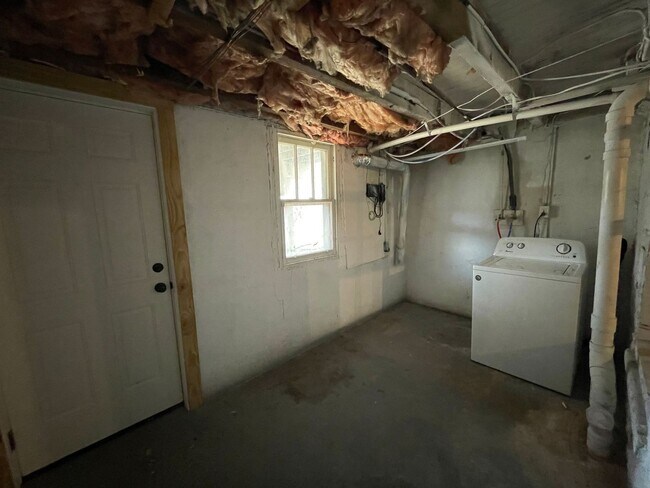 Building Photo - 4 Bedroom 1.5 Bath, Renovated House in Pottstown