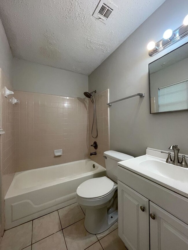 Building Photo - 6646 Pinebrook Dr