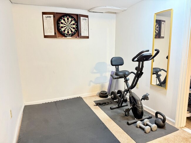 Building Photo - Sunny 1+ Bedroom Single family Home