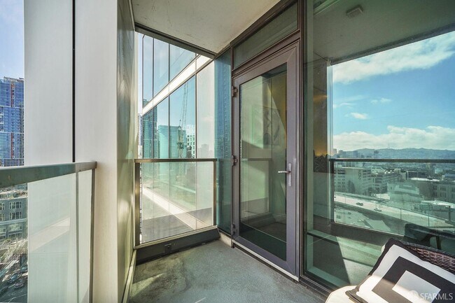 Building Photo - 425 1st St