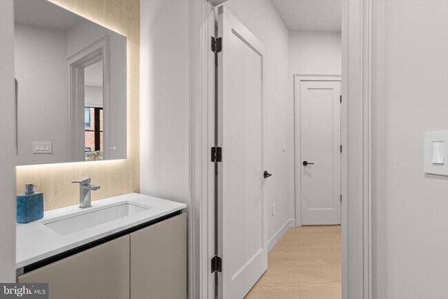 Building Photo - 2121 Ward Pl NW