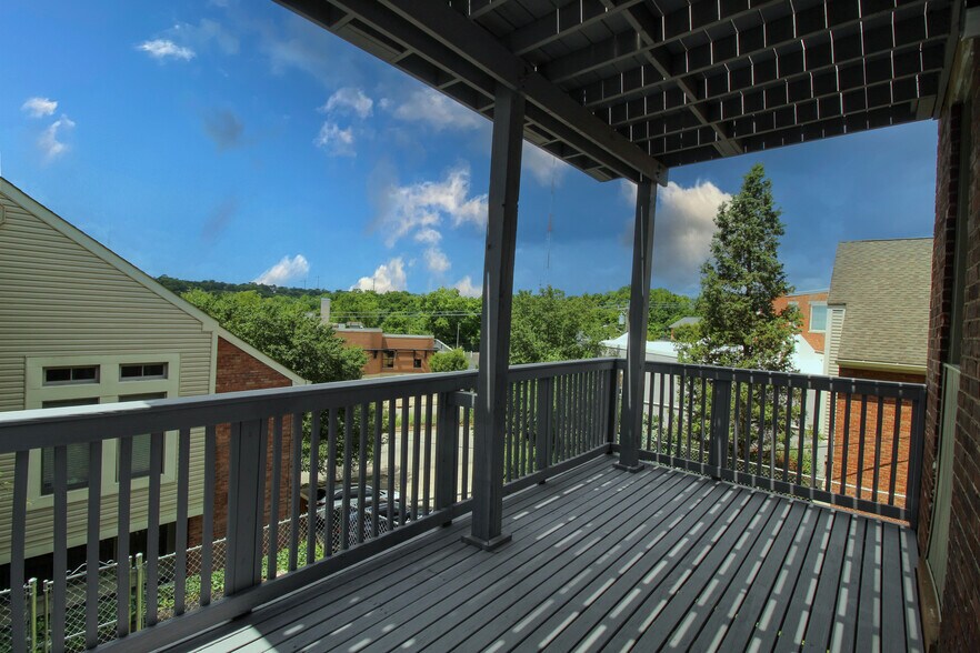 Building Photo - 2127 Deerfield Pl
