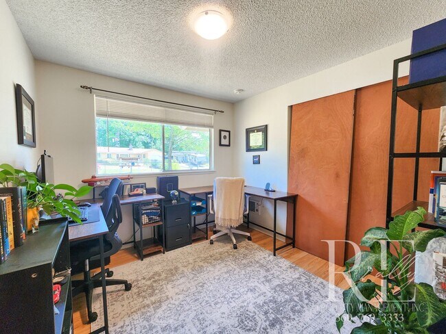 Building Photo - Earthy Warm and Inviting 3-Bd Rambler