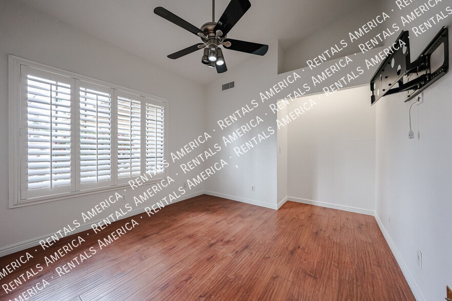 Building Photo - 532 E Stonebridge Dr