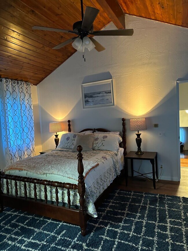 Building Photo - 2 bedroom 2bath with garage.