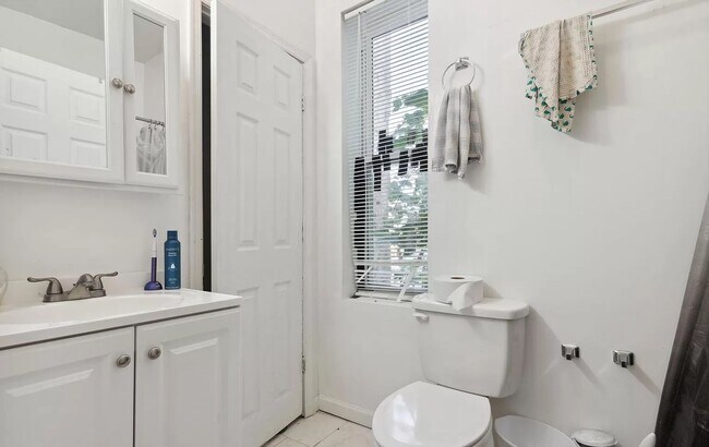 Building Photo - Stunning 6-Bedroom Townhome Near Temple University! Available August 2026!