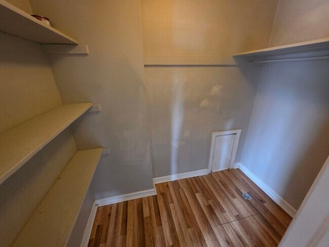 Building Photo - Studio Apartment Close to South Broadway!
