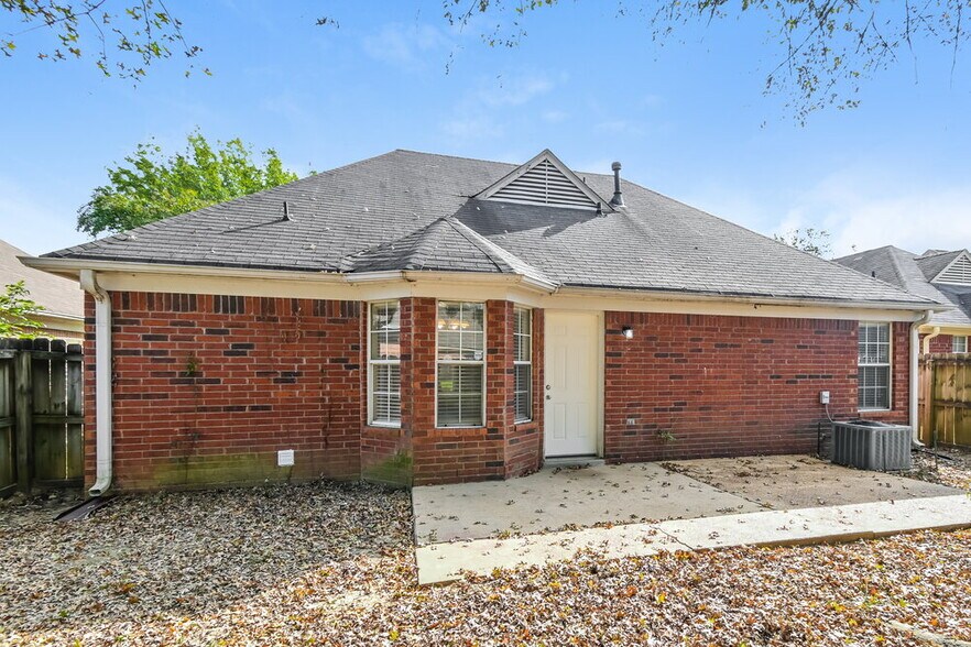 Building Photo - 8445 Clubview Dr