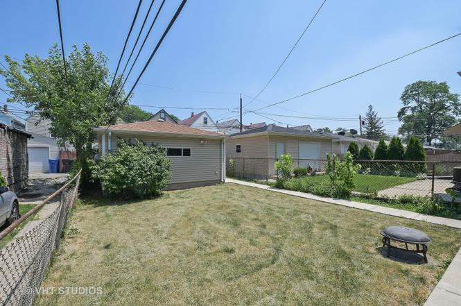 Backyard - 2727 N Hamlin Ave