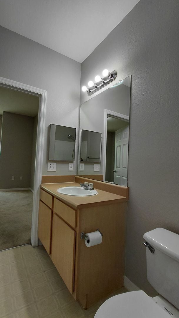 Building Photo - Spacious 3 bedroom, 2 bath Condo located i...