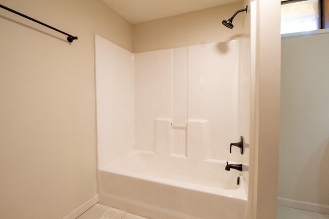 Building Photo - 4 Bed 3 Bath 2 Car Garage-1/2 off 1st Mont...