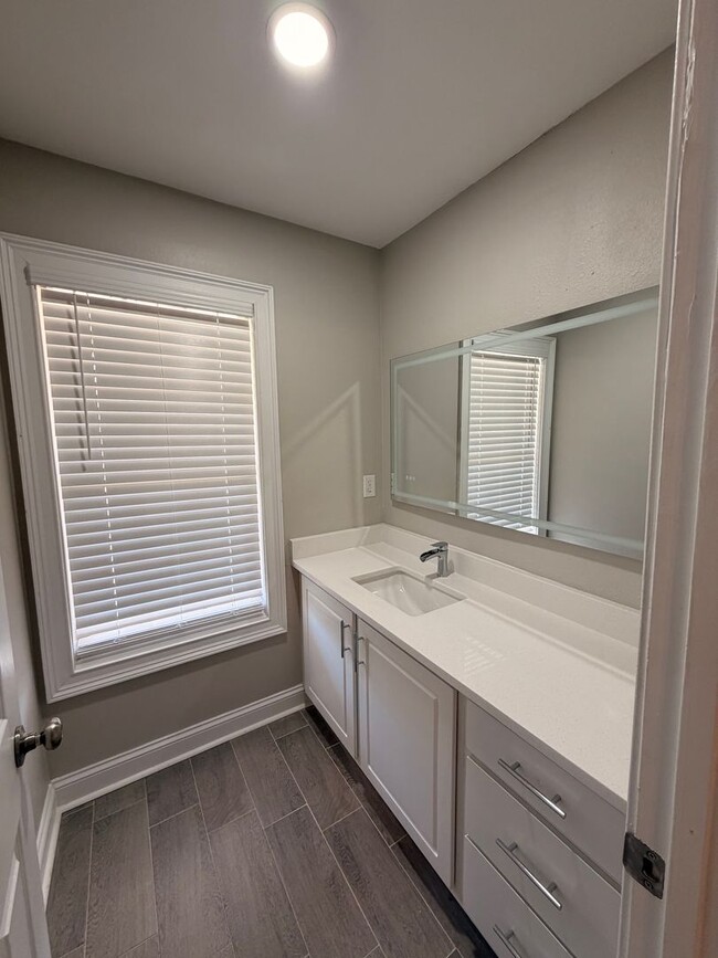 Building Photo - Newly Renovated!