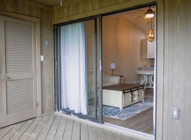 Building Photo - Fully remodeled 2 bed, 2 bath home in high...