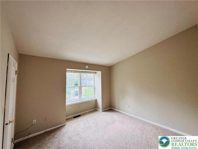 Building Photo - 102 Quaker Dr