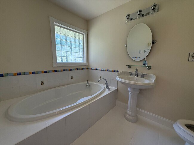 Building Photo - 401 Orchard Dr