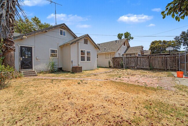 Building Photo - 1122 I St