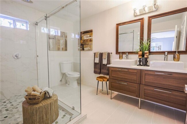 Building Photo - 407 W Odell St