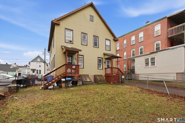 Building Photo - 94 Liberty St