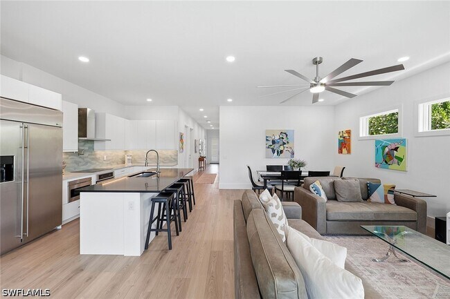 Building Photo - 1232 Royal Palm Dr
