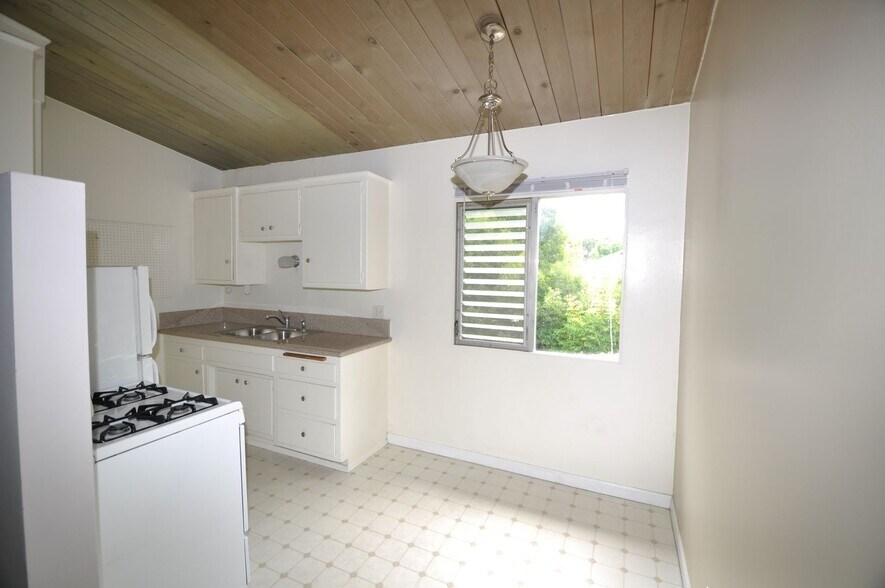 Building Photo - 121 W Arrellaga St