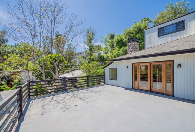 Building Photo - Beautifully Renovated Woodland Hills Home