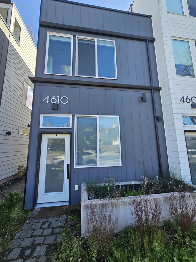 Building Photo - 4610 Woodland Park Ave N