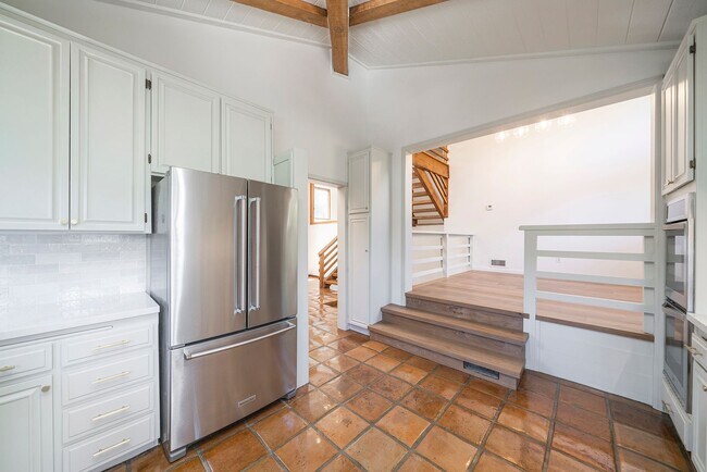 Building Photo - Beautifully Renovated Woodland Hills Home