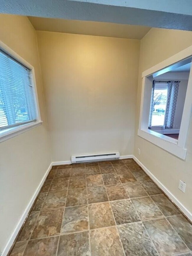 Building Photo - Charming 3 Bedroom 2 Bath Home in Everett with Storage Garage!