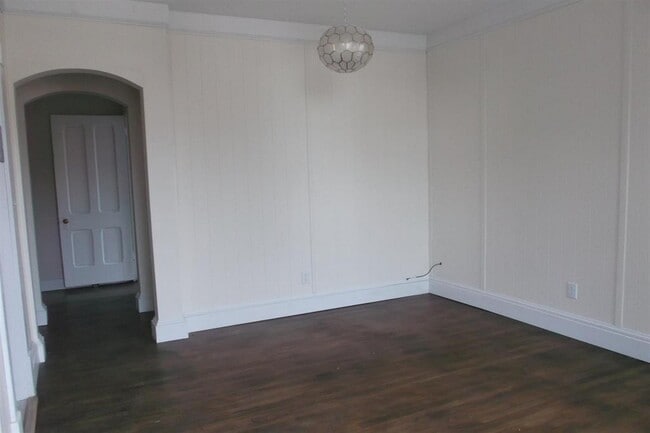 Building Photo - 50 Bank St