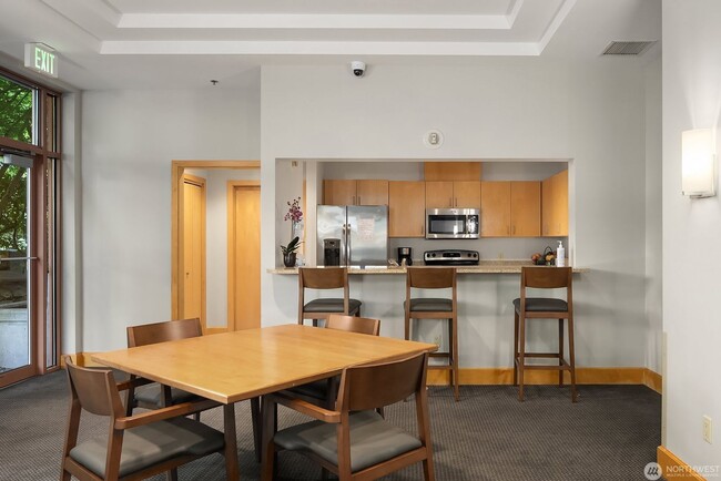 Building Photo - 2Bd/1.75Ba Bellevue Condo