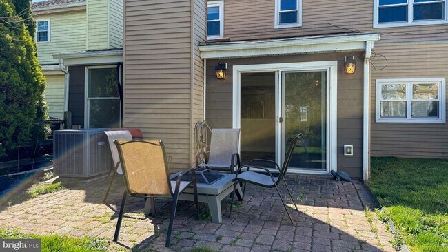 Building Photo - 10 Cedarbrook Dr