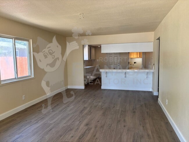 Building Photo - 2 Bedroom/ 1 bathroom home.