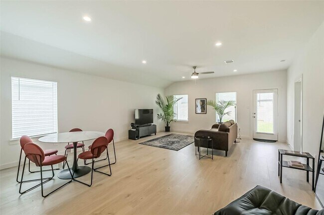 Building Photo - 30702 CASTLE COVE Dr