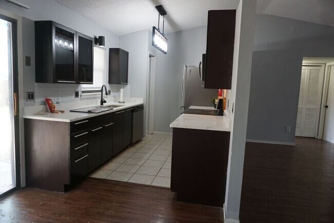 Building Photo - Single Story 2 bedroom 2 bathroom Townhome with Garage in Mandarin