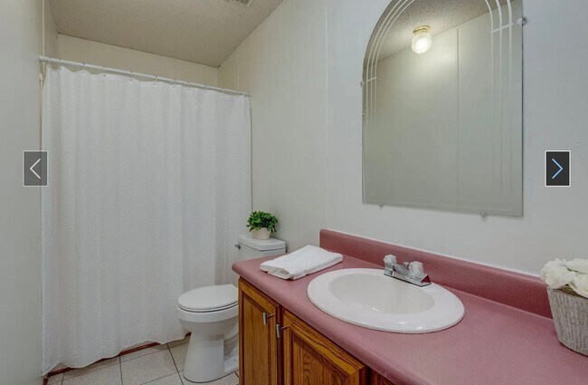 Building Photo - Fairview - 3 bedroom 2 baths - Private living