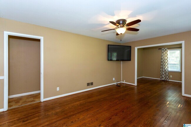 Building Photo - 2050 Pinehurst Dr