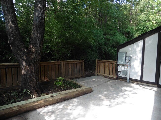 Building Photo - 4257 Lake Ridge Dr