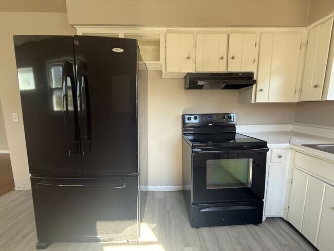 Building Photo - Remodeled Madison Brick Duplex!! 2/1 Large...