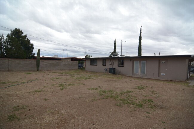 Building Photo - Charming 3 Bedroom 2 Bath Home! South Tucs...