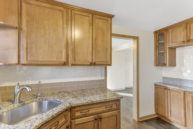 Building Photo - 5156 W 63rd Pl