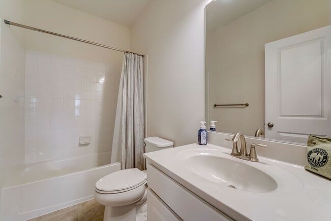 Building Photo - Luxurious 3 BR/2 Full BA & 2 Half BA EOG T...