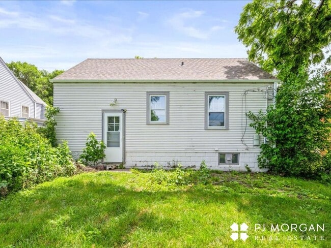 Building Photo - 2 bedroom, 1.5 Bathroom House Available Im...