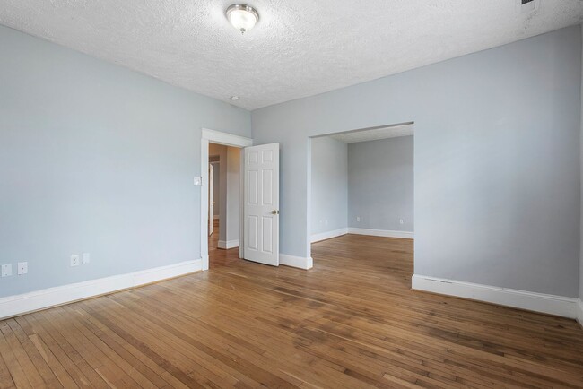 Building Photo - Stylish and Spacious: Renovated 5-Bedroom ...