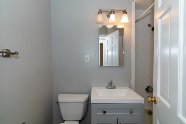 Building Photo - Very Nice 3 bed 1.5 Bath in Coolidge Corner....