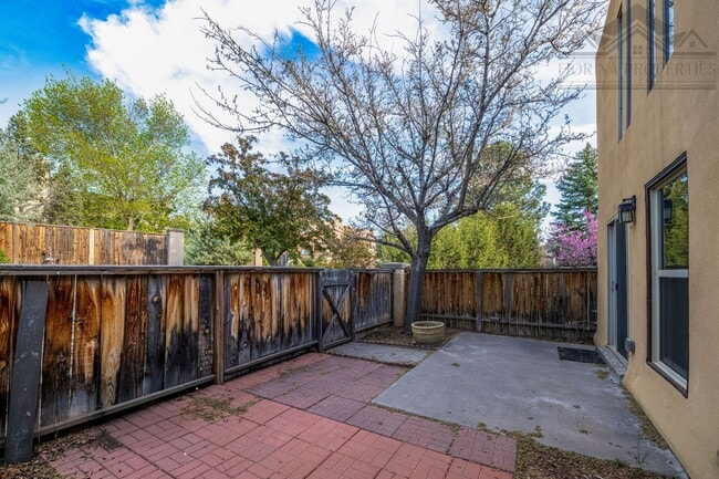 Building Photo - Southwest Charm In Park Plazas