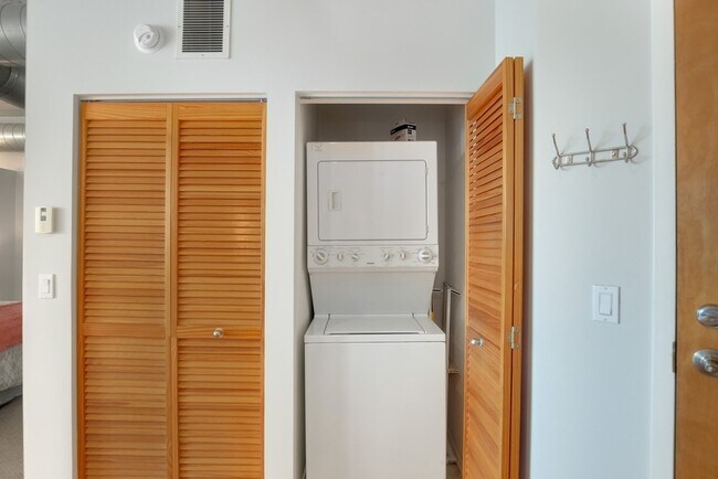 Building Photo - 6 S Laflin St