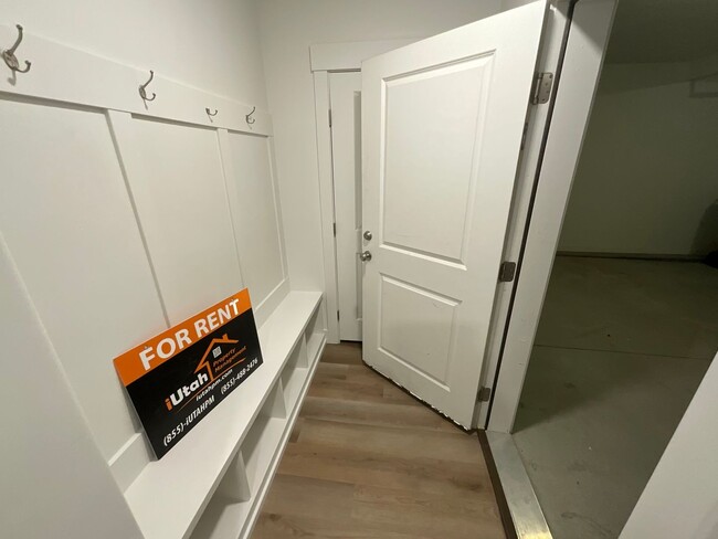 Building Photo - 3 bedroom 2.5 Bath Townhouse