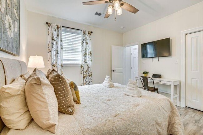 Building Photo - 2102 Philip St